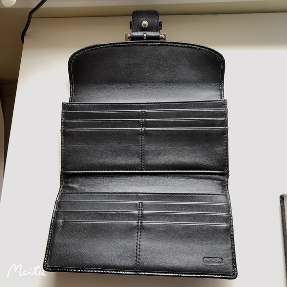 COACH Wallet Black Buckle Trifold - Picture 3 of 11